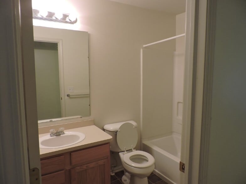 Building Photo - 668 Olde English Cir