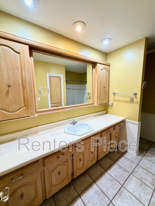 Building Photo - 5724 E 65th Pl