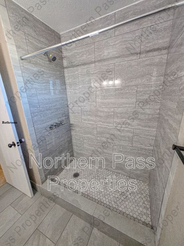 Building Photo - 810 Elm St