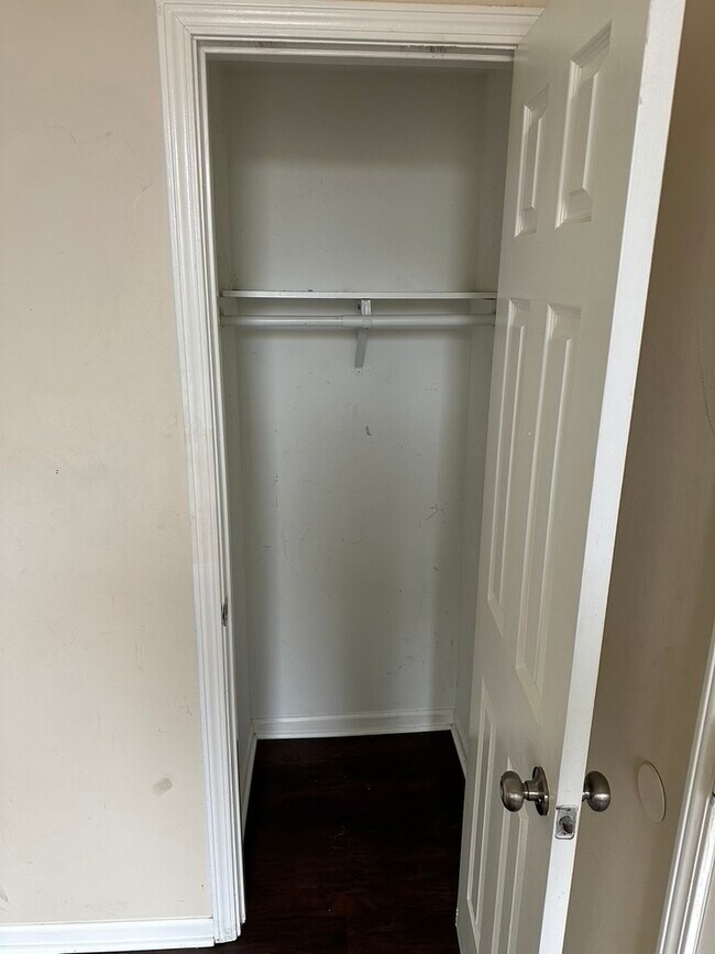 Building Photo - 321 W 24th St