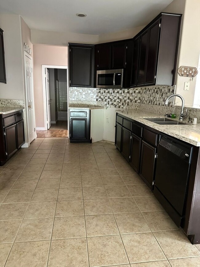 Building Photo - Spacious 4-Bedroom Home in Prime Moreno Valley Location