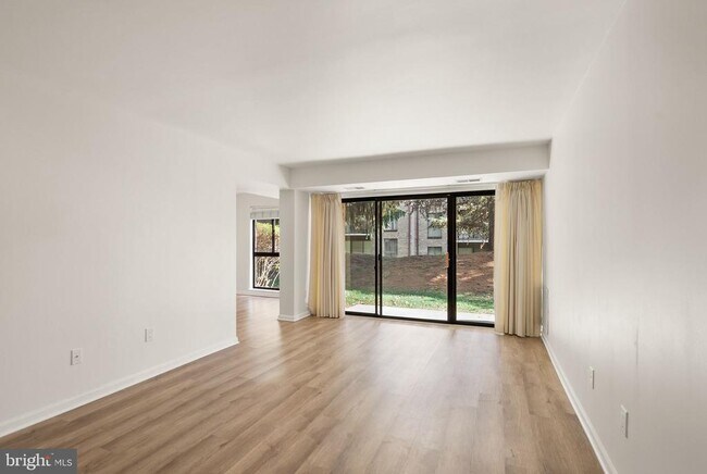 Building Photo - 2042 Royal Fern Ct