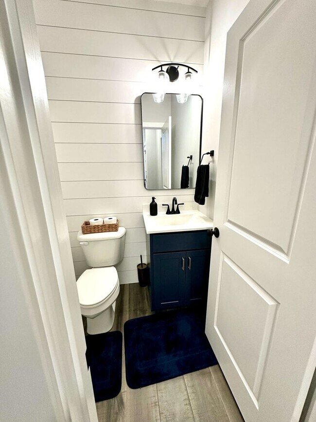 Building Photo - Spacious 5 Bed Home in Bloomington