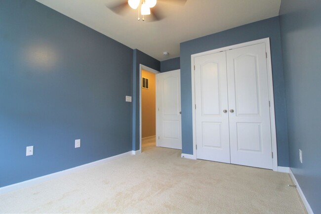 Building Photo - 3 Bed/ 2.5 Bath Townhome close to the inte...