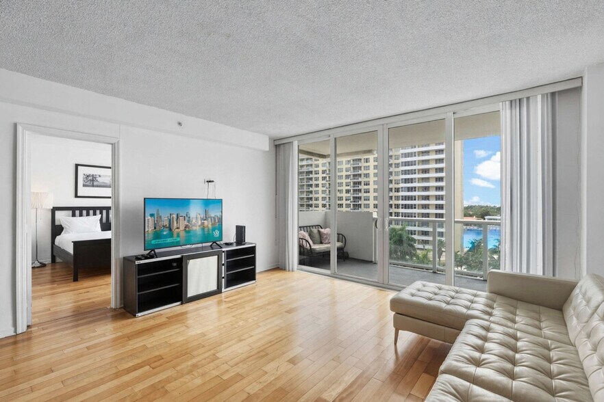 Building Photo - 5599 Collins Ave