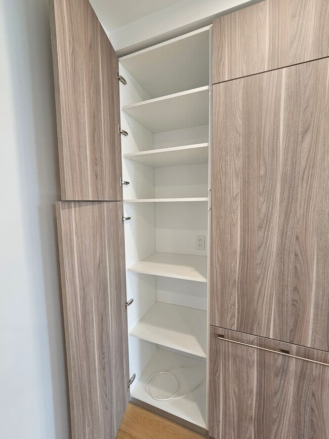 Building Photo - Luxurious High Rise Living in Convenient Downtown Bellevue