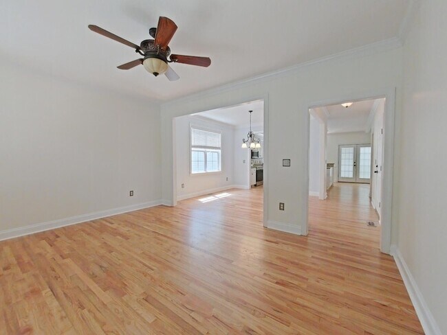 Building Photo - 933 Mitchell Ln