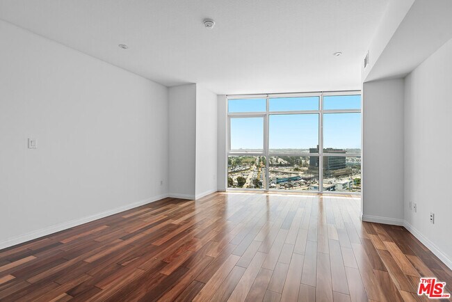 Building Photo - 13600 Marina Pointe Dr