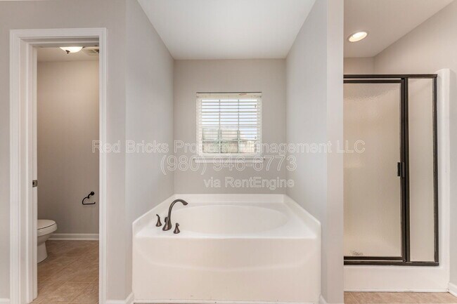 Building Photo - 2288 Barrowcliffe Dr NW