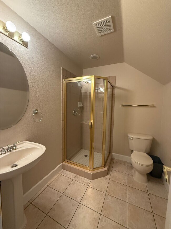 Building Photo - Beautiful 3 bed, 3 full bath two story home including a 3 car garage with 2800 sq ft of living space