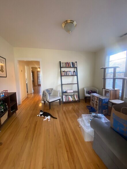 Building Photo - 4916 W Cornelia Ave
