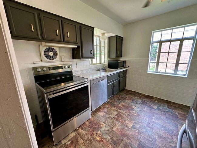 Building Photo - CHEVIOT: Charming 3+ bed 1.5 bath 1 car