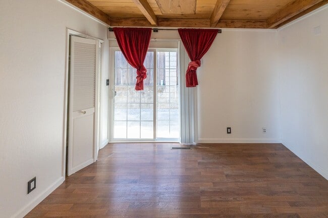 Building Photo - Beautiful 3 bedroom home with Castro Valle...