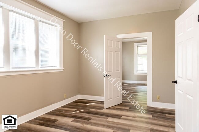 Building Photo - 2011 Hoagland Ave