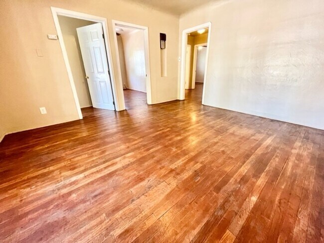 Building Photo - **RESERVE FOR SUMMER 2026** Charming home with 5 bedrooms close to Chico State