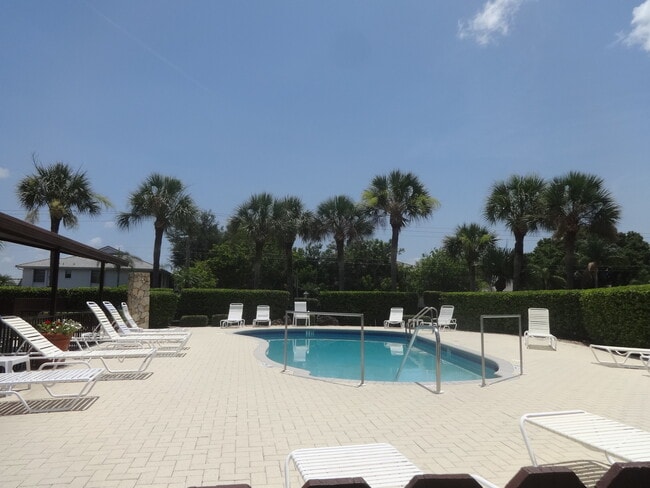 Building Photo - GREAT PRICE!  2BR/1.5 BATH - 2 month minimum rental