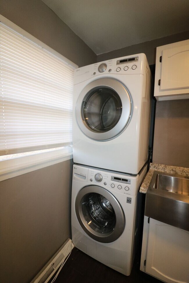 Building Photo - Awesome 4 bedroom home located just a short walk from Campus and Bill Snyder Family Stadium!