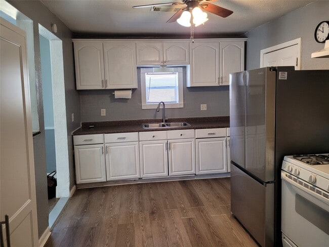 Building Photo - 403 S Blackwell St