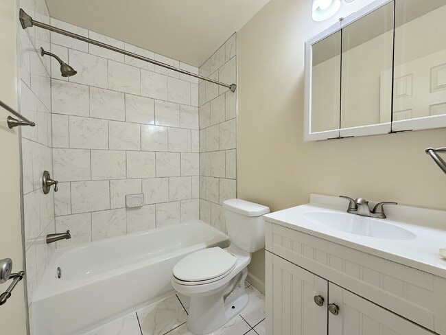 Building Photo - Welcome to this charming 2-bedroom, 2-bathroom townhouse nestled in the heart of Annandale.