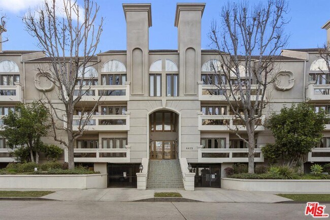 Luxury Condo South of the Bouelvard - 4415 Saugus Ave