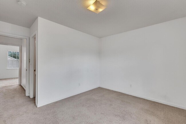 Building Photo - Townhome Close to Amenities!