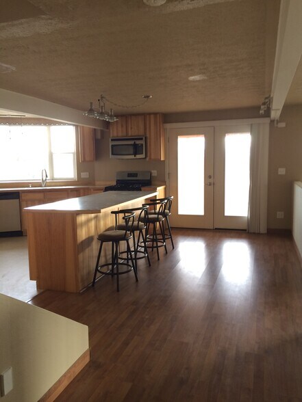 Building Photo - 460 W Briar Dr