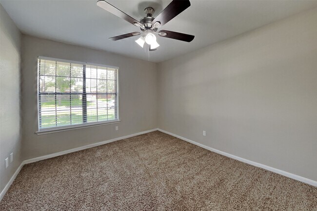 Building Photo - 2811 Pineleaf Dr