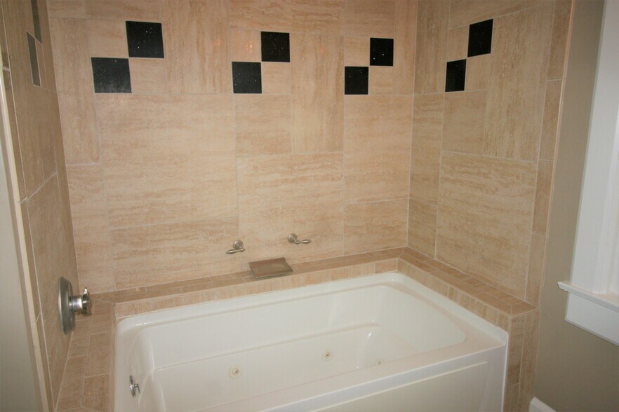 Building Photo - 636 21st St