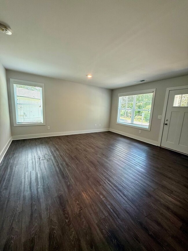 Building Photo - 2/2.5 single family home near Lake Lanier