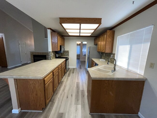 Building Photo - 3 Bed | 2 bath | 1620 SF | 2 Car Garage | Single Story | Tenant pays $175 for WS&G | Includes Gar...