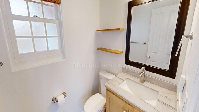 Building Photo - Beautiful 3 Bedroom Home in Eastside Costa Mesa