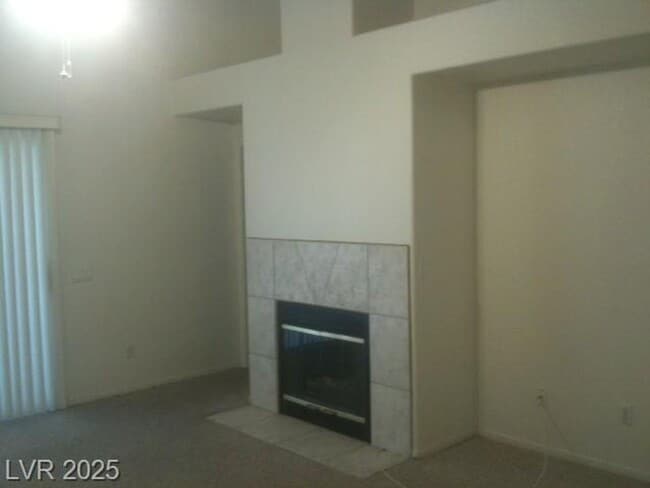 Building Photo - WONDERFUL SINGLE STORY 3 BED 2 BATH HOME I...