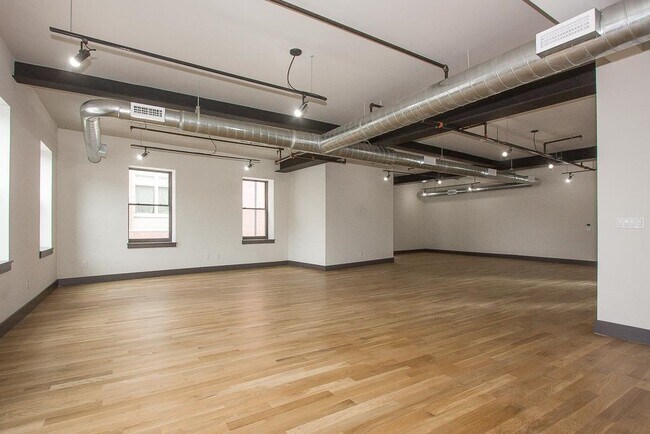 Building Photo - 190 Christopher Columbus Dr