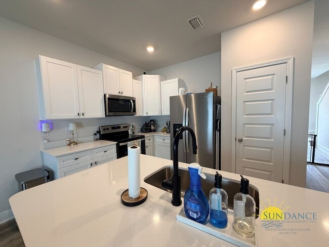 Building Photo - Stunning 3 Bedroom Townhouse in Brittany Oaks!