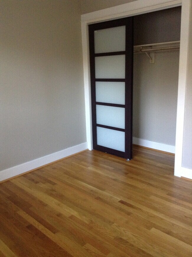 Building Photo - Lower 1 bed, off street parking, hardwoods...