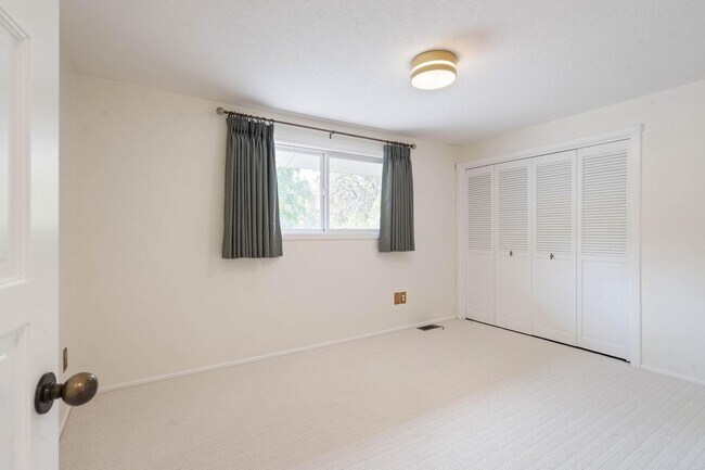 Building Photo - 13745 Cameo Ct
