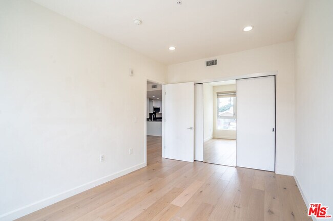 Building Photo - 105 S Mariposa Ave