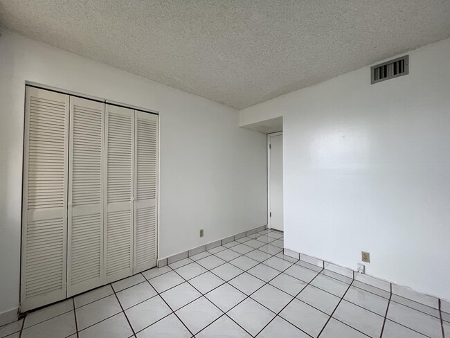 Building Photo - 215 Lake Pointe Dr