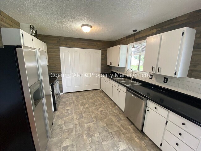 Building Photo - 3 bed house on corner lot in Post Falls!