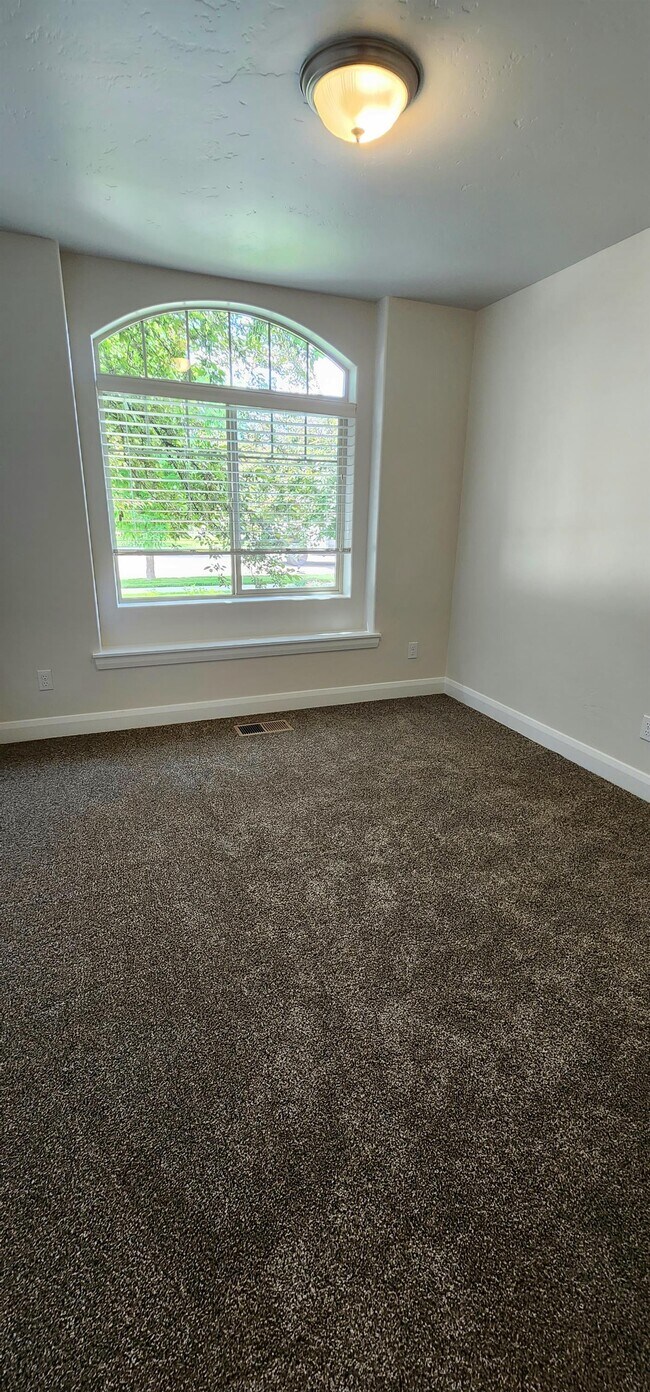 Building Photo - 5140 W Brunmier Dr