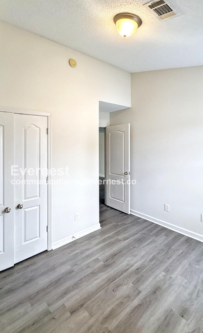 Building Photo - 8646 Thomas Ln