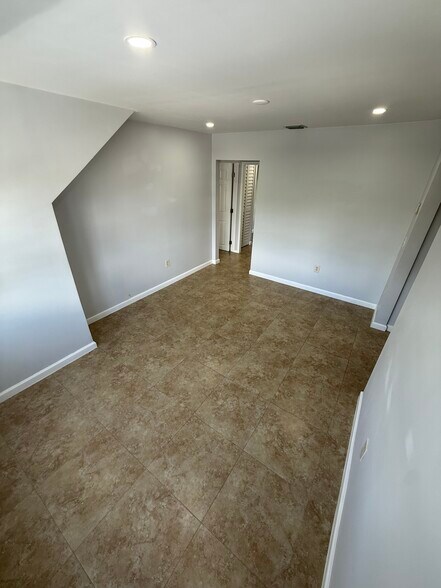 Building Photo - 1410 SW 19th Ter