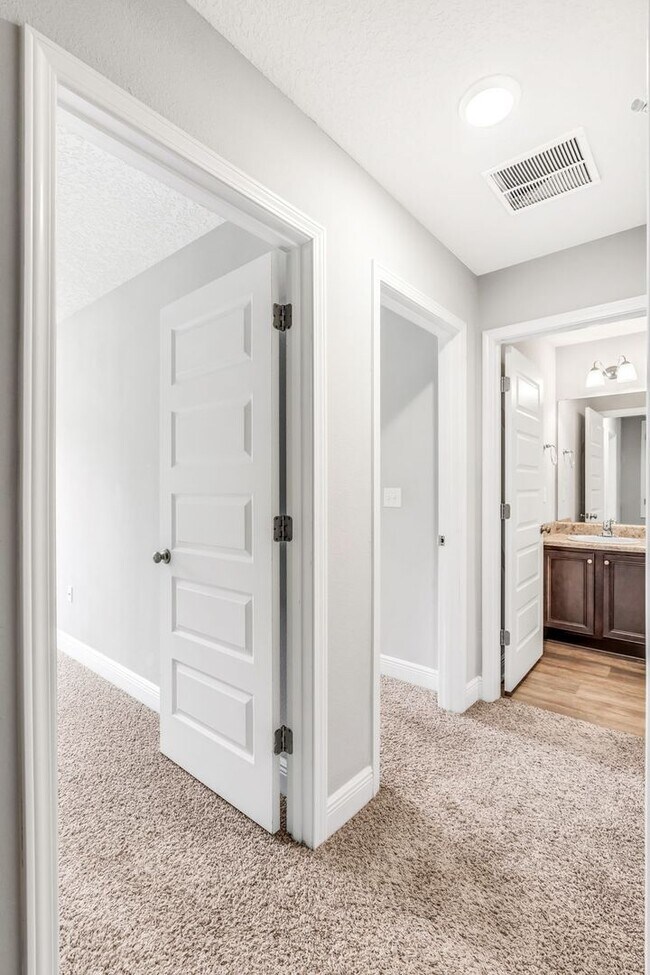 Building Photo - Newer 3 Bed/2.5 Bath Townhome with Modern ...