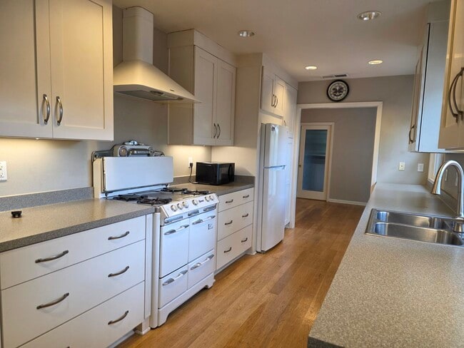 Building Photo - 1545 Brookside Dr