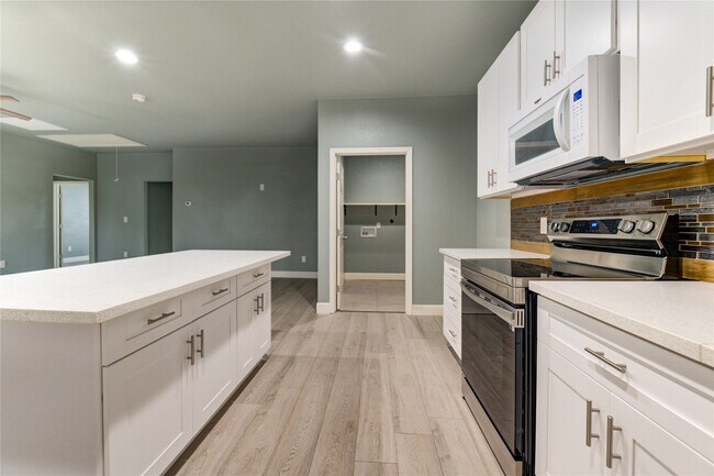 Building Photo - 4323 Continental Dr