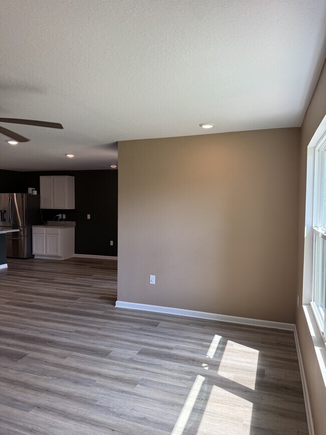 Building Photo - 5462 Peach Dr
