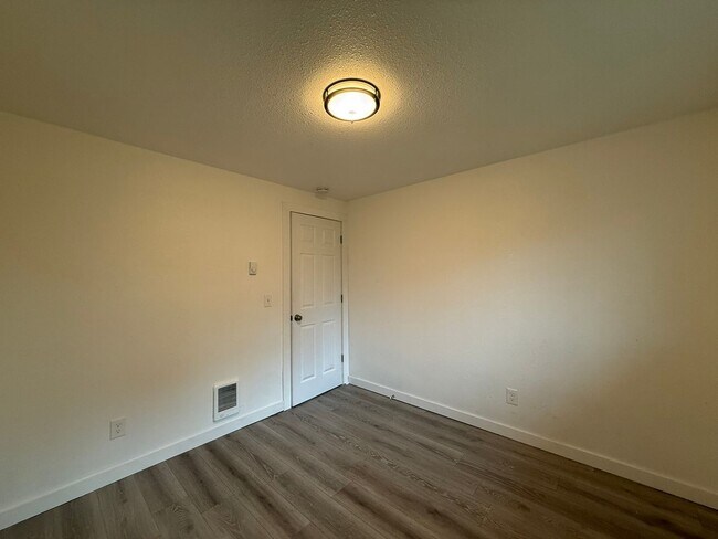 Building Photo - Weber - Seaside