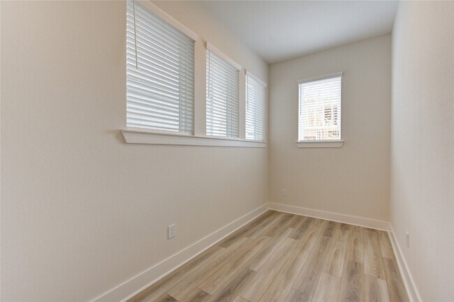 Building Photo - 16032 Mason Run Dr