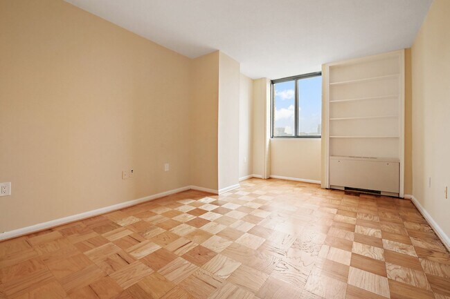 Building Photo - Spacious, and Sunlit 1 BD/1 BA Condo w/Reserved Garage Parking and Utilities Included in Chevy Ch...