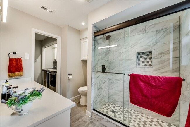 Building Photo - 3 Bedroom 2 Bathroom 2 Car Garage Duplex i...